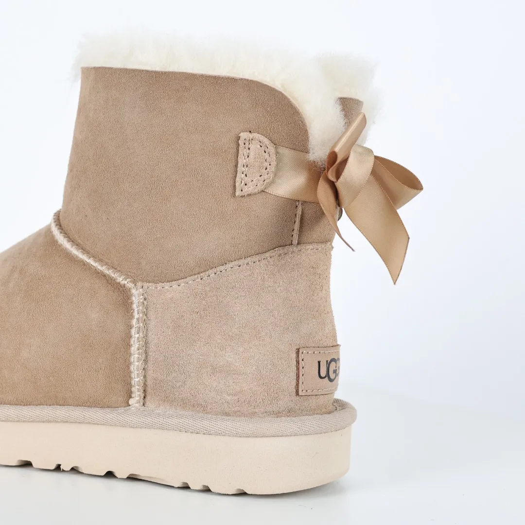 Pick up locally 💰600 Core recommended good price Independently developed original outsole and cashmere insole to keep you warm in winter and suitable for home use. In the new year, uug launched a style series, which is partially geared towards the preferences of young consumers and has also moved to the forefront of fashion trends. Shoe body material Water-repellent coated suede upper 17 mm UGGPURE™ implanted wool insole Lightweight non-slip comfortable rubber outsole With brand LOGO trademark Comes with a full set of packaging Size: 35 36 37 38 39 40